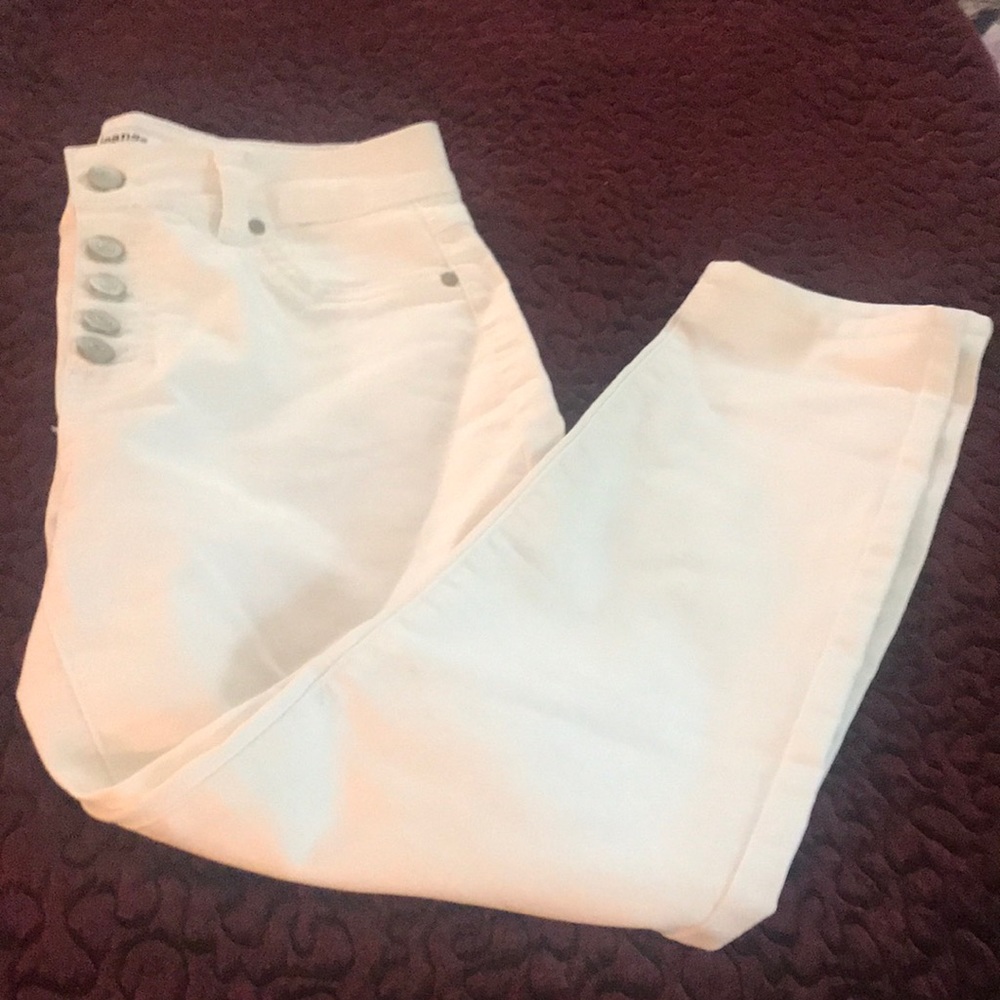 d. Jeans white Capris